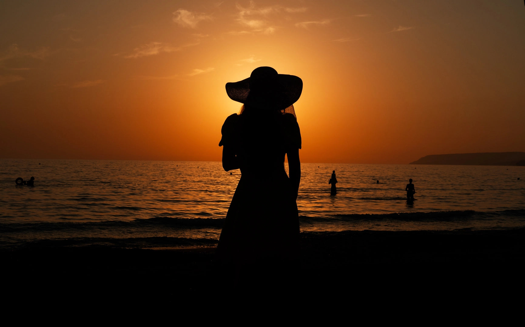 papadopavlos street photography. Woman silluette during the sunset