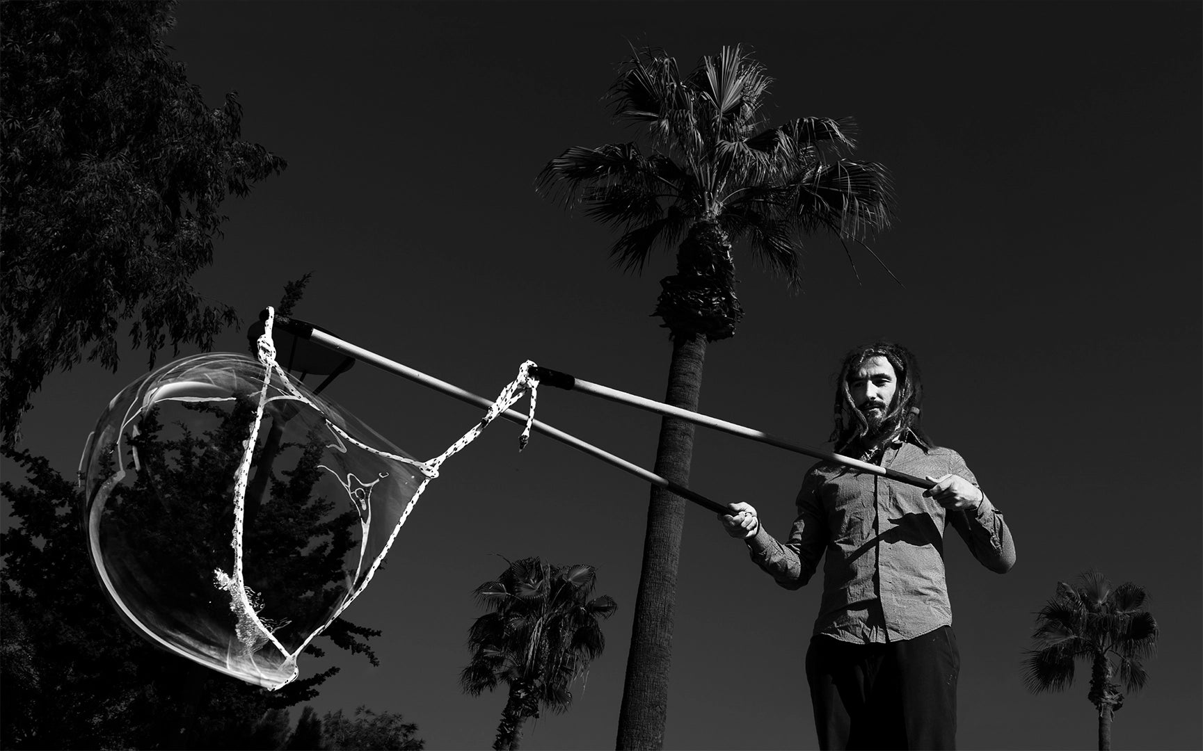 papadopavlos street photography. A man making soap bubbles 